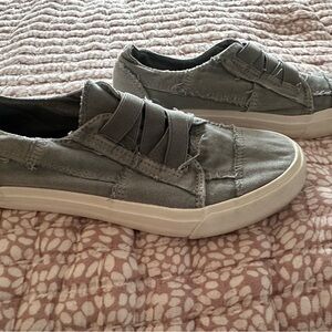 Women’s Blowfish Slip on Sneakers Sz 8